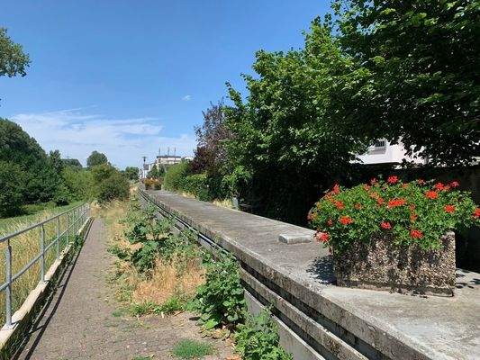 Weg zum Spielplatz und Fahrradweg 
