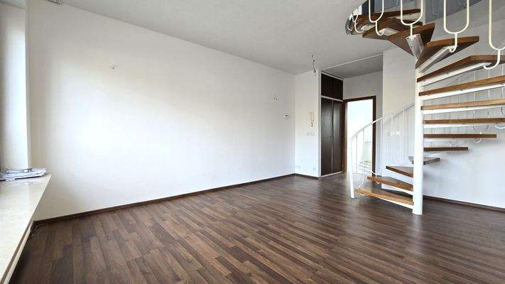 EG: Wohnzimmer mit Blick zur Küche