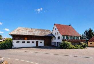 Bauernhaus mit großem Stallgebäude