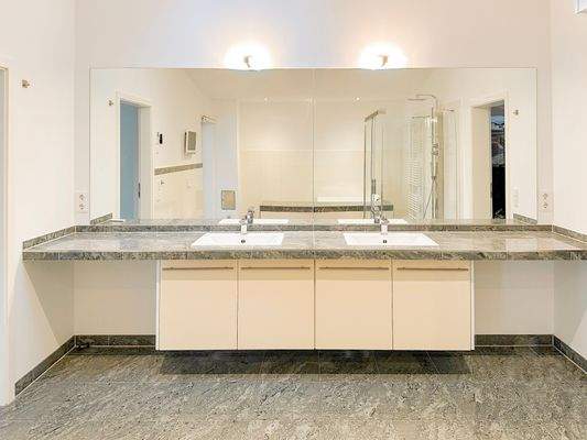 Elegante Doppelwaschbecken