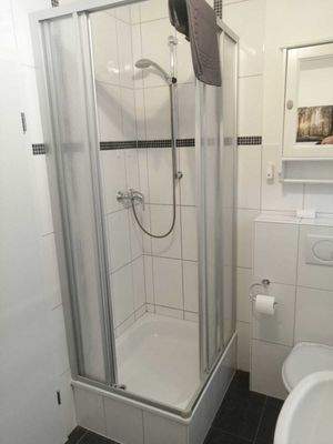 Bad mit Dusche, Wanne, WC und Fenster 