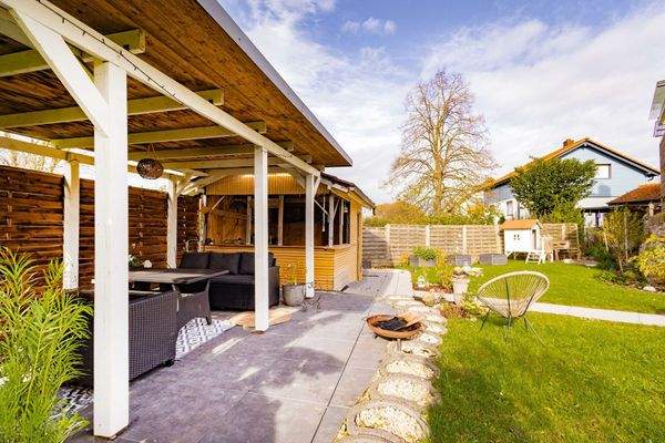 Outdoor-Lounge mit Bar