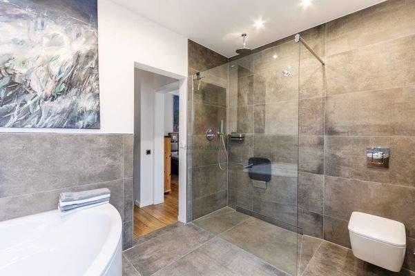 Bad mit bodengleicher Dusche und Wanne im Obergesc