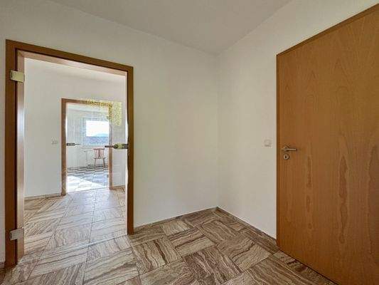 Eingangsbereich Erdgeschoss mit angrenzender Gästetoilette