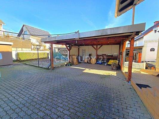 Großes Carport für 2 PKW mit kleinem Gartenbereich daneben