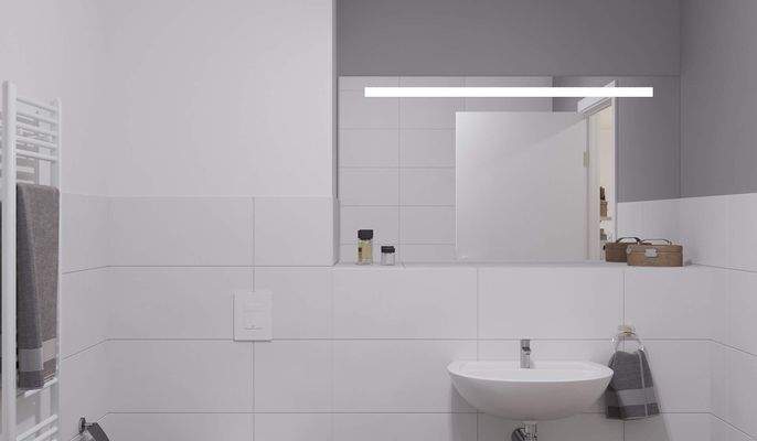 Modern gefliestes Badezimmer mit Badewanne