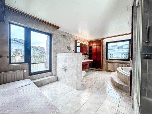 Badezimmer mit Zugang Dachterrasse