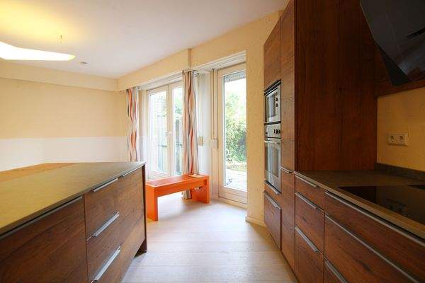 Küche mit Einbauküche