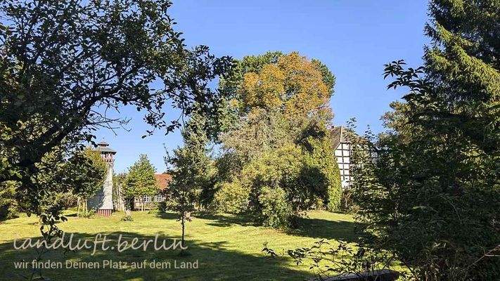 Der parkartige vordere Teil des Gartens, Turm, Gartenhaus, Lehnschulzenhaus.jpg