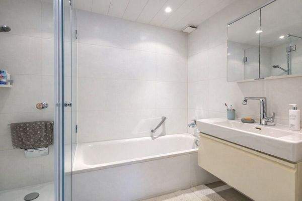 Saniertes Dusch-/Wannenbad