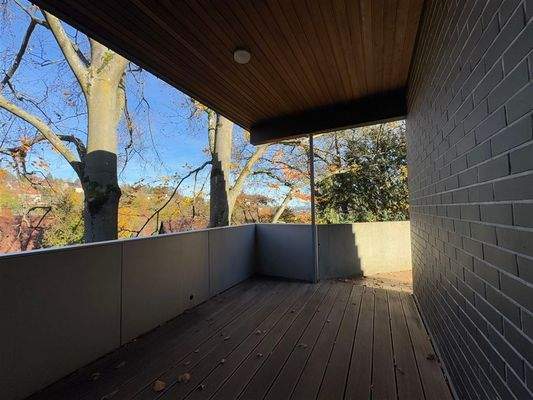 ... zum überdachten Balkon ...