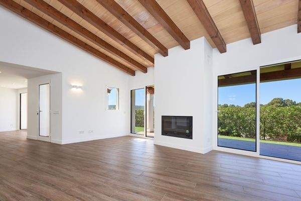 Heller Wohnbereich mit hohen Decken 