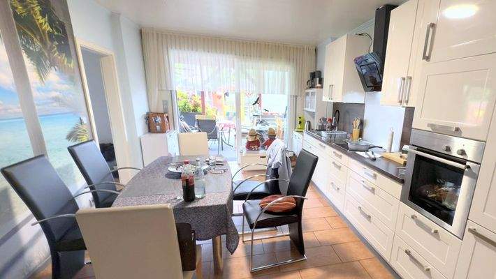 geräumige Küche mit Zugang zur überdachten Terrasse (EG)