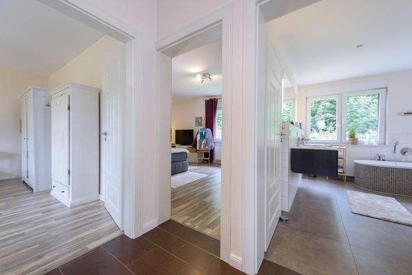 Flur  mit Blick ins Bad + Zimmer