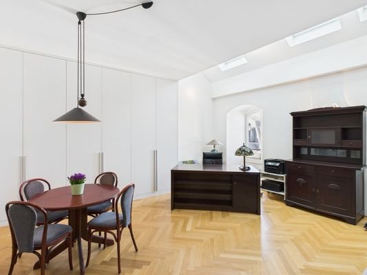geräumiges Arbeitszimmer