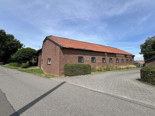 Pferdestallung von der Straße