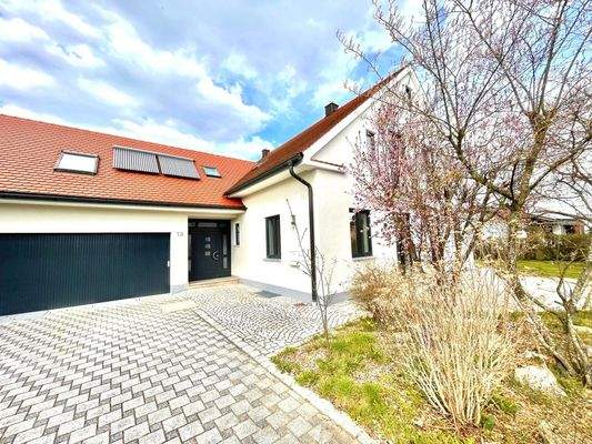 Einfahrt und Eingangsbereich