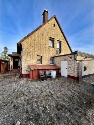 Westseite des Hauses mit gepflastertem Innenhof