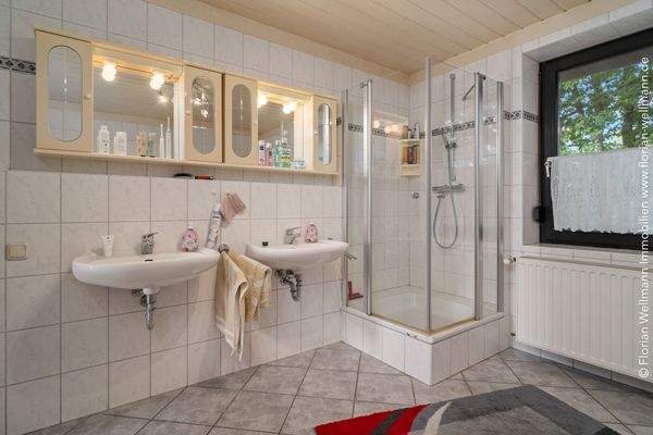 ... Doppelwaschbecken, Dusche ...