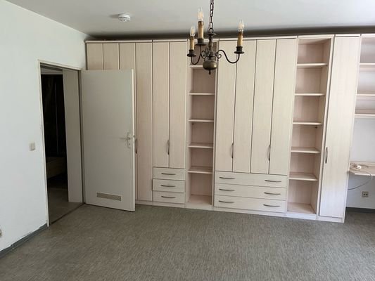 Zimmer mit Wandschrank