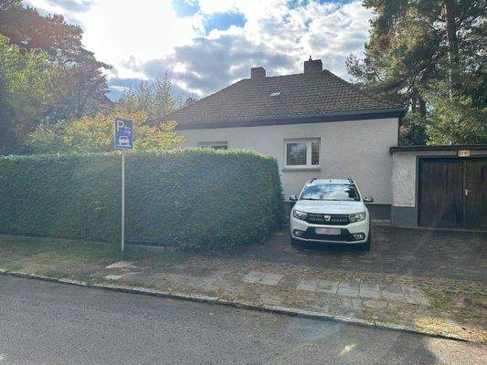 Ansicht Front, Stellplatz und Garage