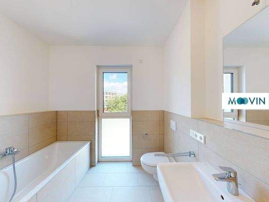 Ansicht II: Tageslichtbadezimmer mit Badewanne und Dusche