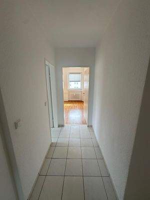 Heller Flur zur Wohnung