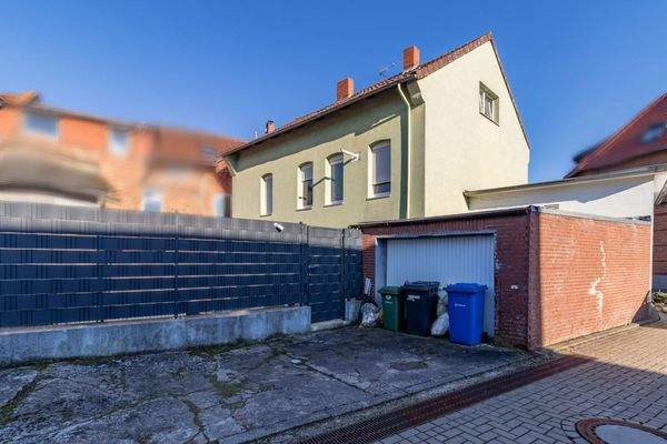 Außenansicht + Garage