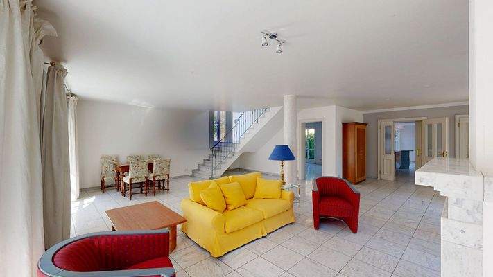 Wohnzimmer - Blick zum Aufgang 1. OG