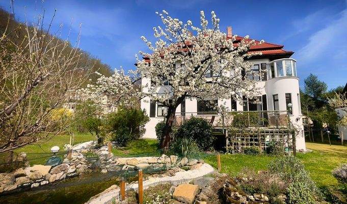 Blick auf die Gartenseite mit Turmzimmer und Terrasse.