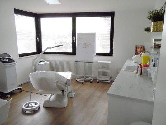 großer Behandlungsraum mit Blick auf  den Rhein