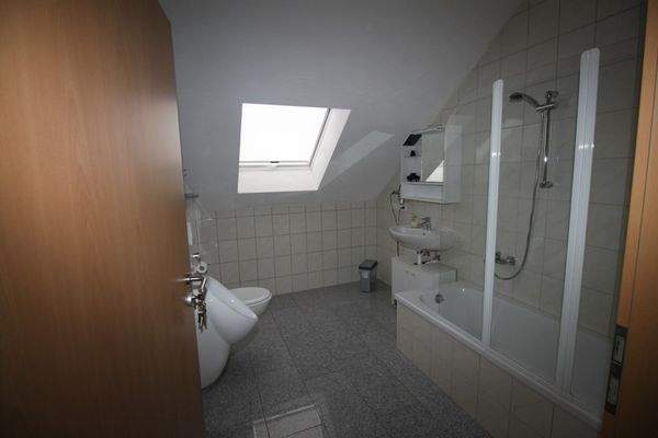 Badezimmer mit Wanne 