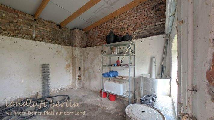 Das Stall- und Werkstattgebäude hat ein neues Dach bekommen..jpg