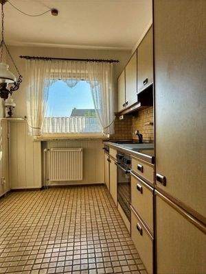 Küche mit viel Licht und Durchreiche in den Essbereich