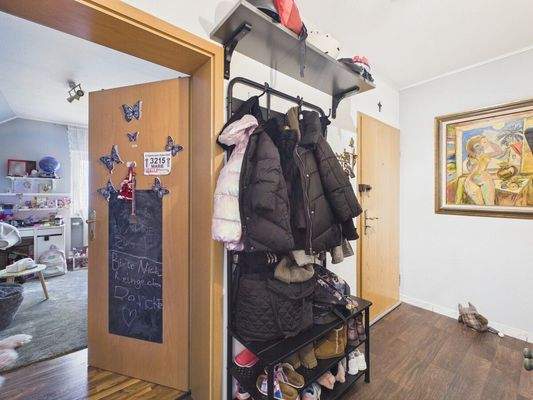 Flur mit Eingang zum Kinderzimmer Wohnung OG