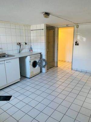 Keller-Waschraum mit Dusche.jpg