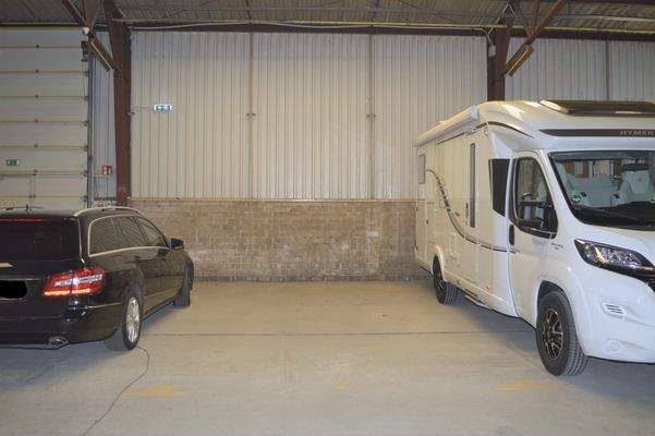 Banter Weg 9_Innenansicht WoMo-Halle 3.jpg