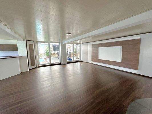 Blick vom Wohnbereich zur Pool-Area