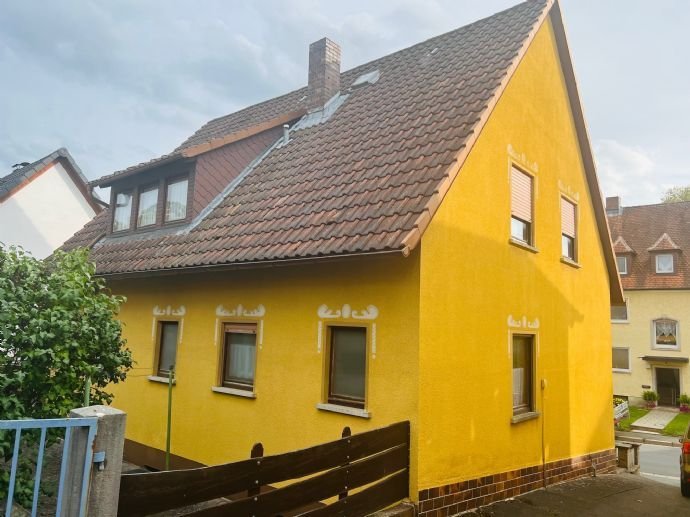 PREISREDUZIERUNG***Solides Einfamilienhaus mit Terrasse, Balkon und Garage