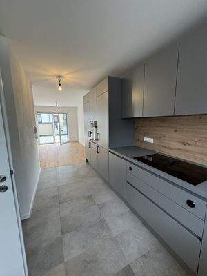 Einbauküche mit Blick in den Garten 