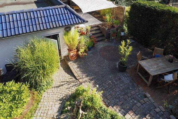 Blick vom Balkon auf die lauschige Sitzecke im Grünen