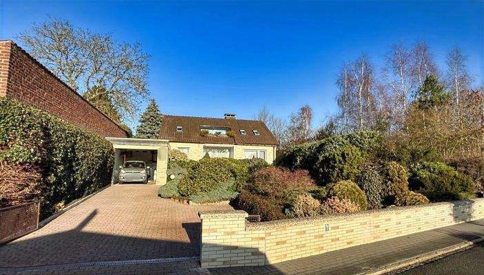 Ansicht von der Straße auf die Südseite des Hauses, die Auffahrt und die Garage