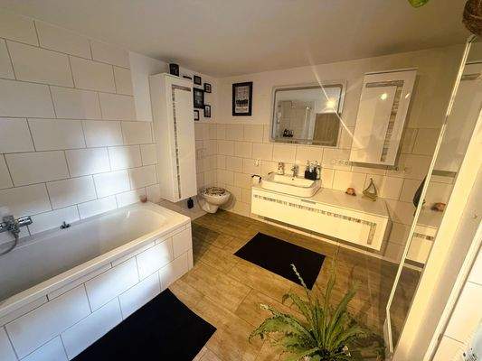 Modernes Badezimmer.jpg