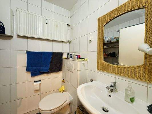 Bad mit Dusche und Platz für eine Waschmaschine 