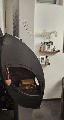 Kamin mit seitlichen Bullaugen