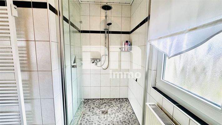 OG Bad / Wanne / Dusche ebenerdig / Handtuchwärmer