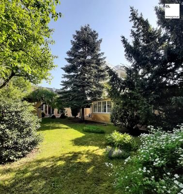 gartenseitiger Blick auf die Villa und das Gartenhaus