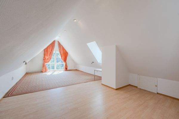 Possible guest room with private bathroom