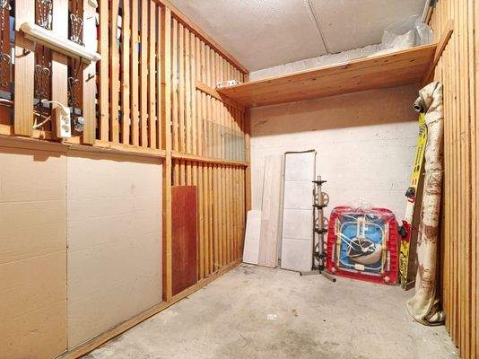 Keller mit Storm & Licht