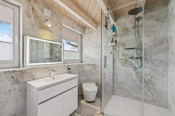 Badezimmer mit Dusche _ Badewanne